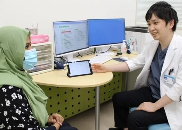 外国人患者を英語で問診する医師（医療英語）