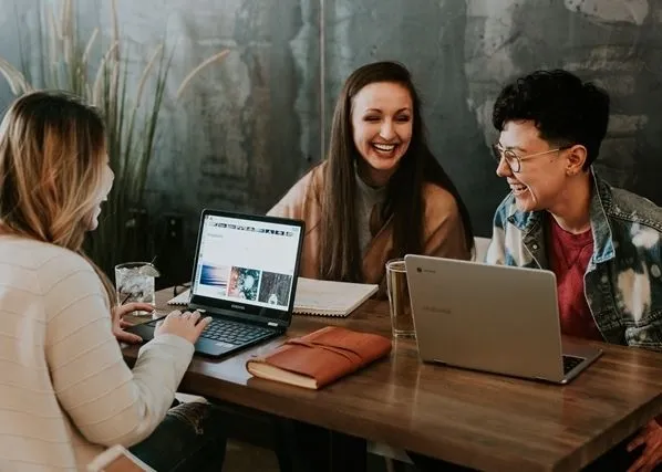 グループコーチングで互いに刺激し合う受講者の学習風景